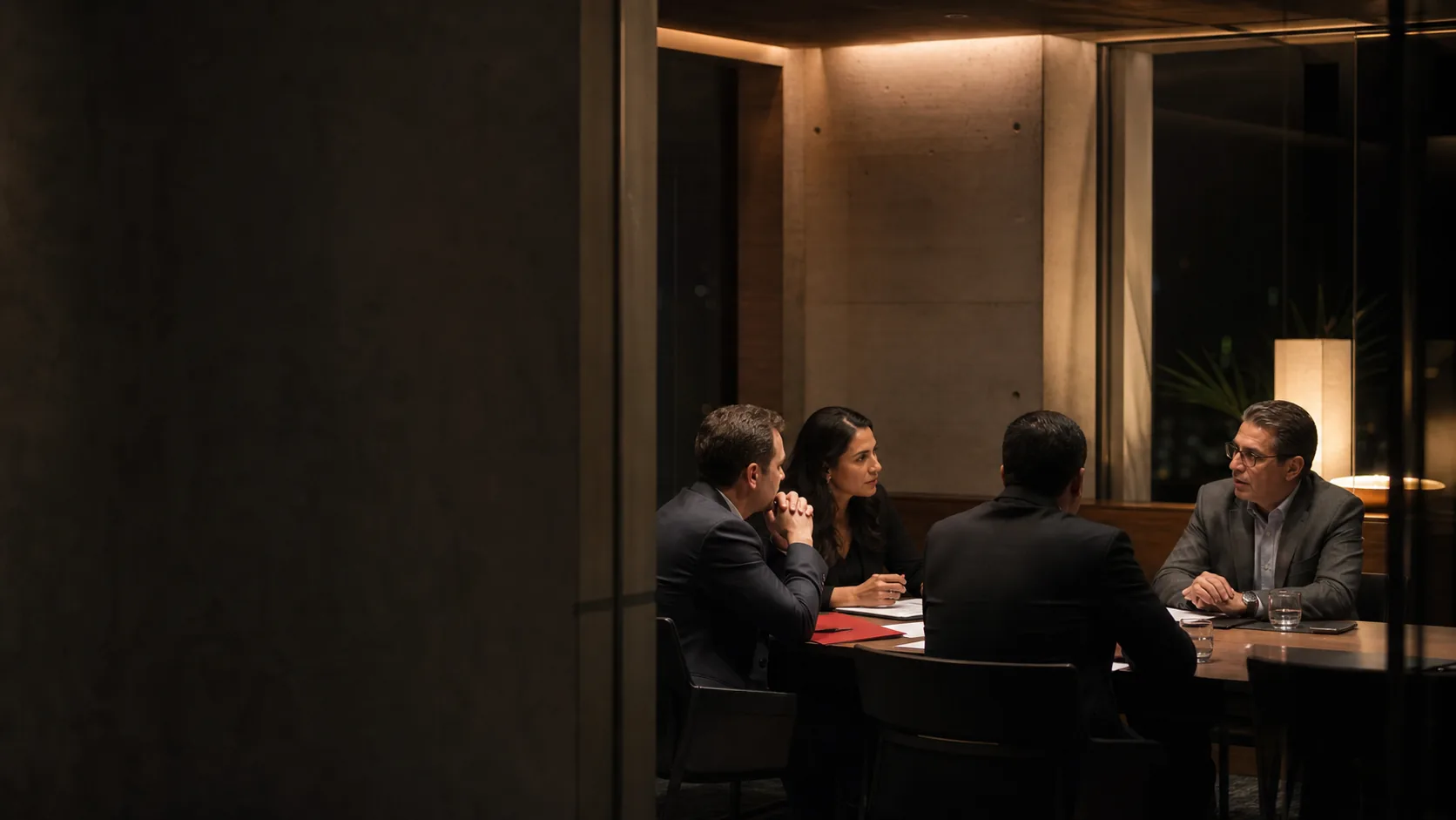 Reunión ejecutiva en una sala de consejo contemporánea
